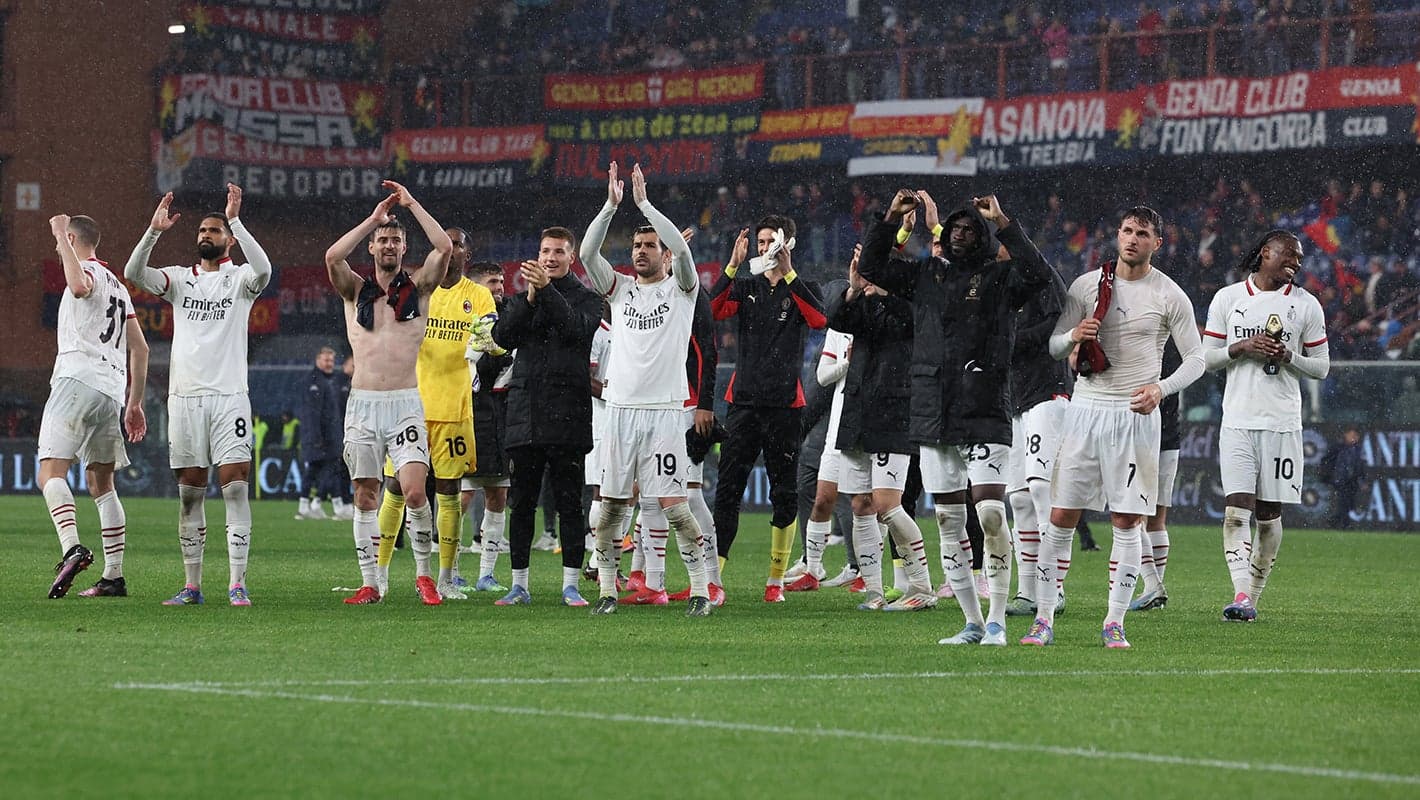 Jugadores del AC Milan celebrando con los aficionados