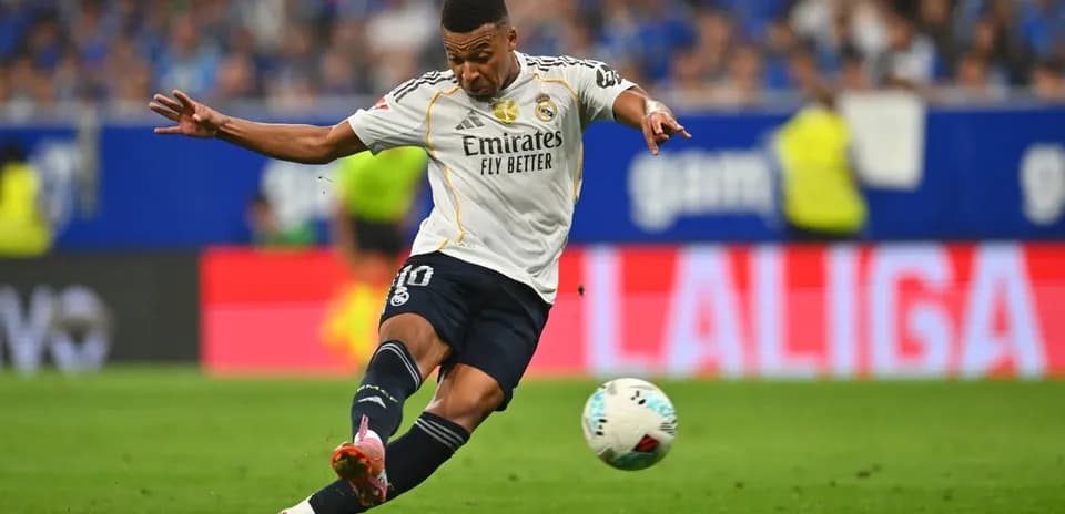 Jugador de Real Madrid disparando en el partido
