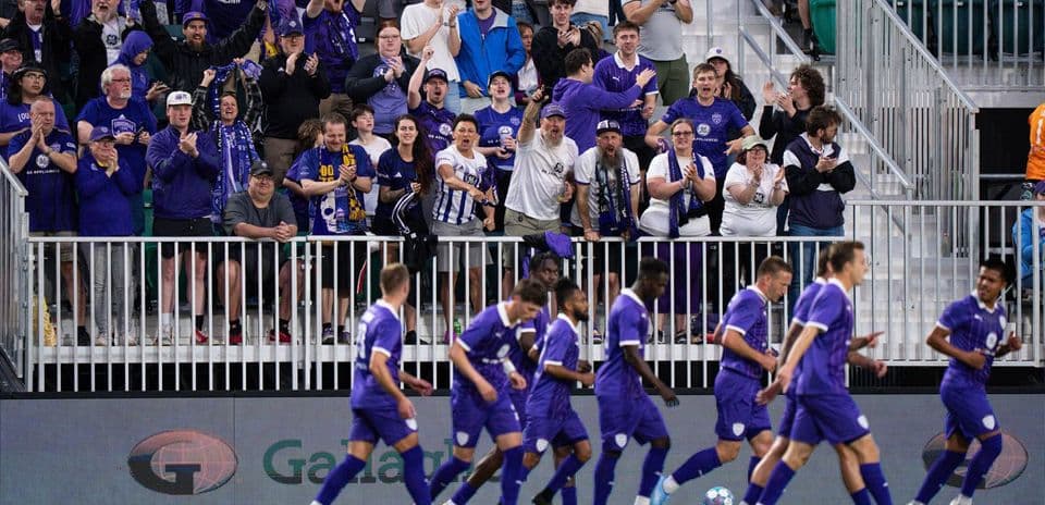 Aficionados de Louisville City en el estadio