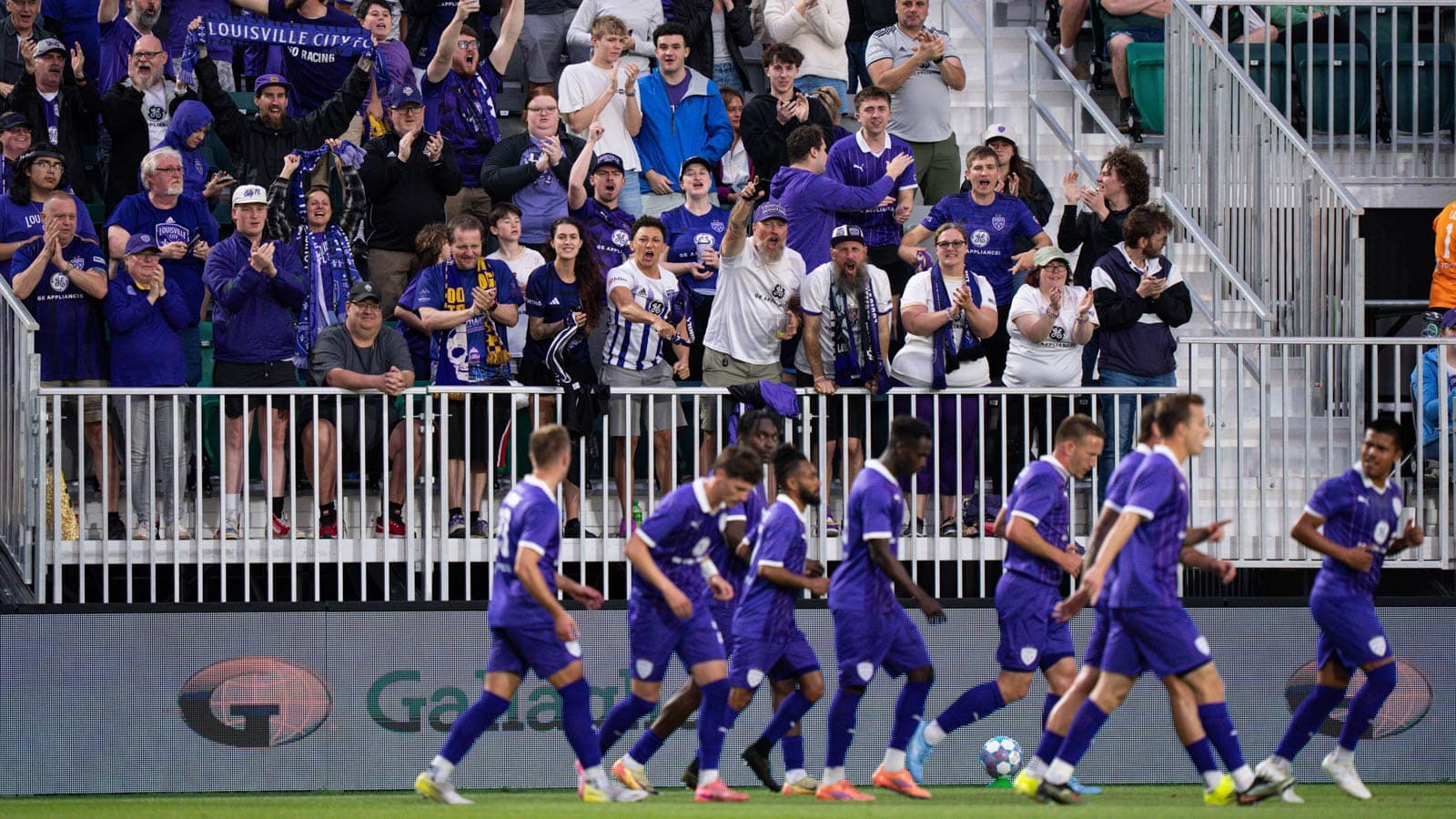 Aficionados de Louisville City en el estadio