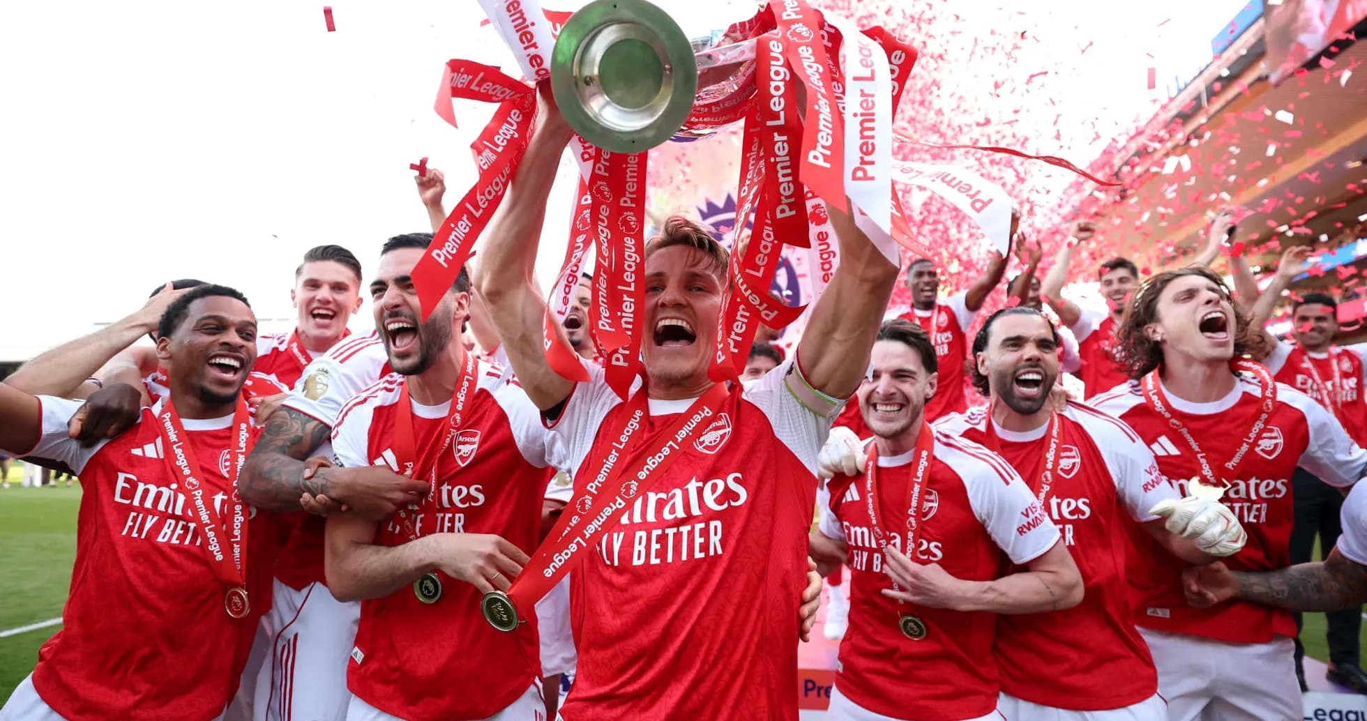 Jugadores de Arsenal celebrando con el trofeo de Premier League