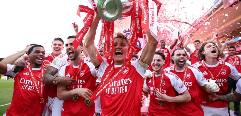 Jugadores de Arsenal celebrando con el trofeo de Premier League