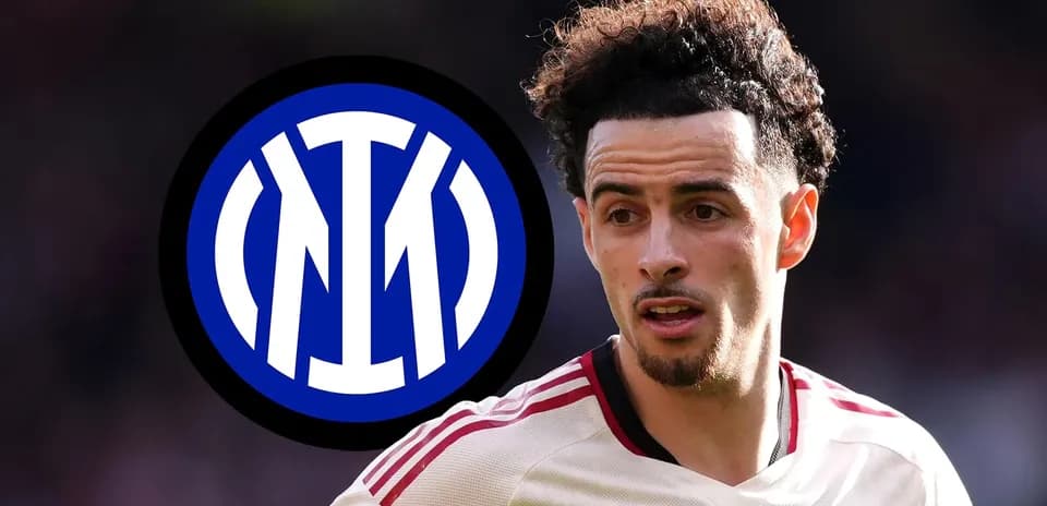 Jugador de fútbol con logo de Inter de fondo