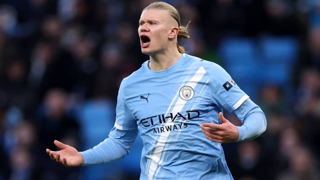 Jugador de Manchester City gesticulando en el campo