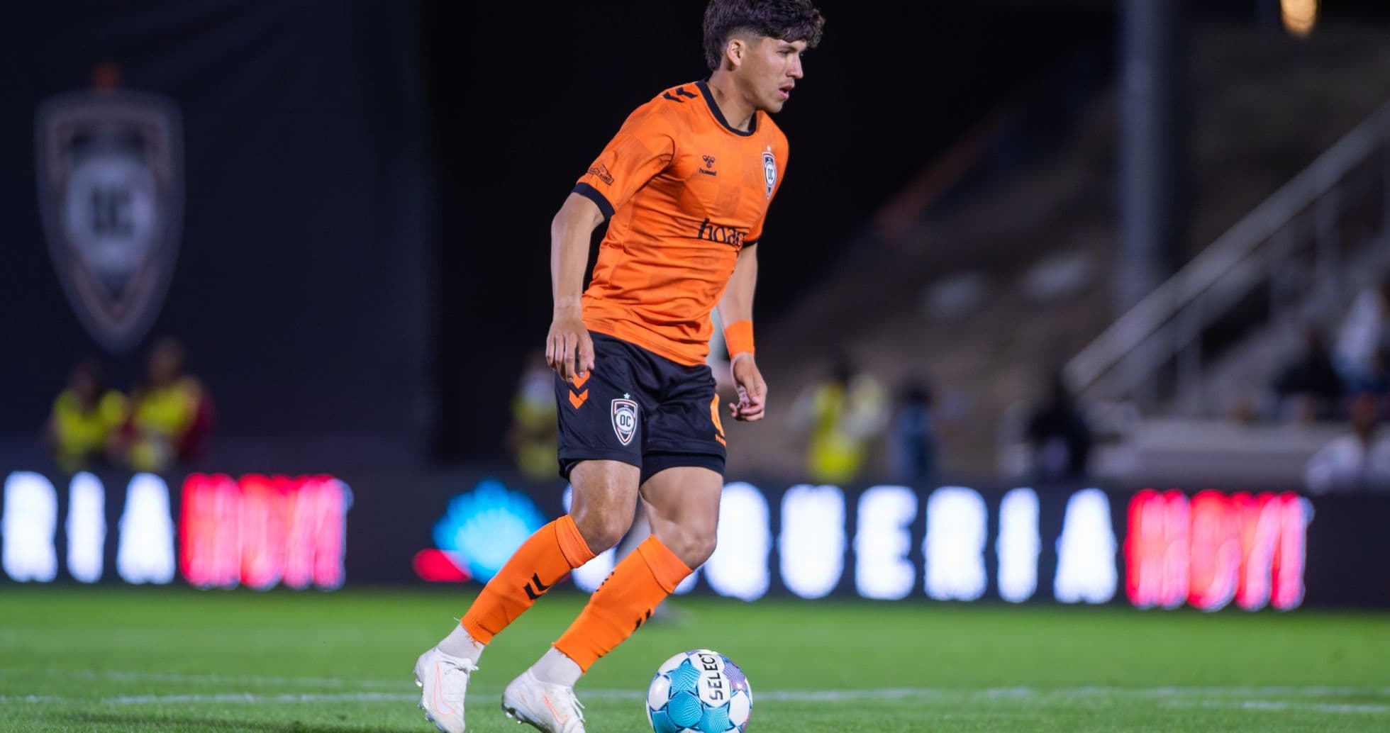 Jugador de Orange County SC con balón en campo