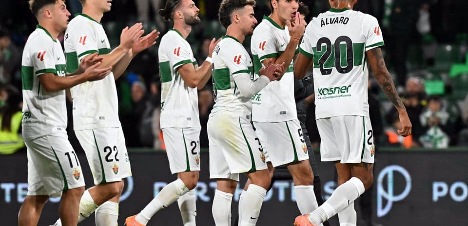 Jugadores de Elche celebrando un gol
