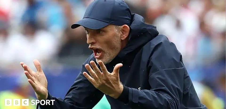 Entrenador dirigiendo a su equipo durante un partido