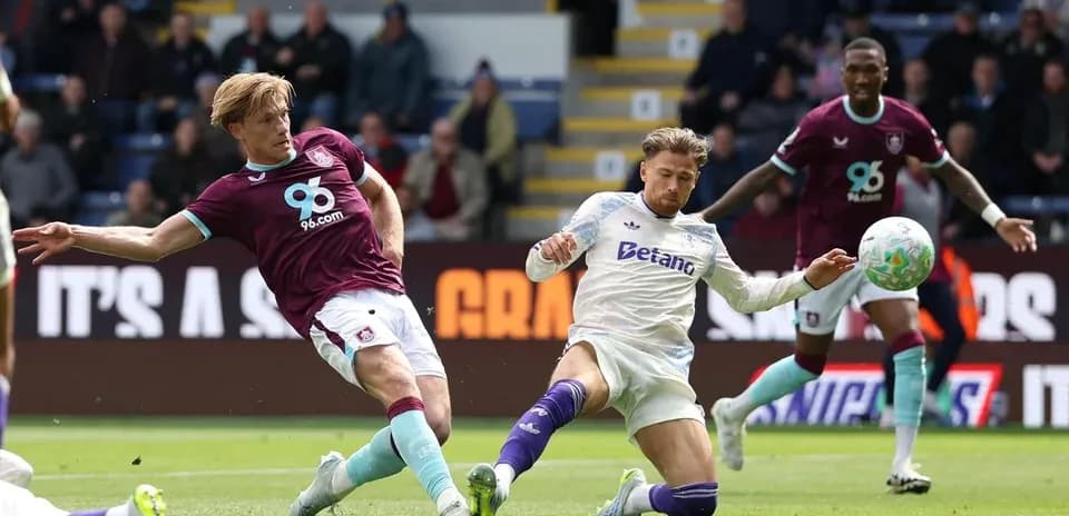 Jugador de Burnley intentando detener el balón