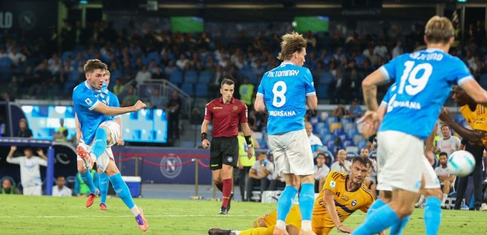Jugador de Napoli disparando a puerta