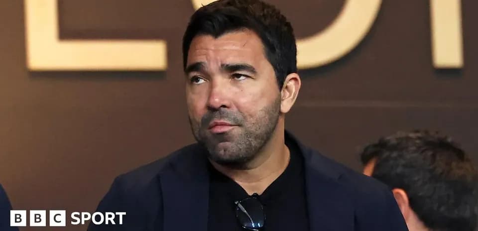 Hombre en un evento deportivo, mirando hacia un lado