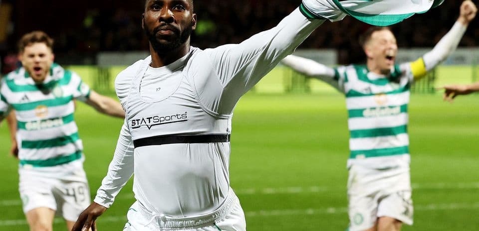 Jugador celebrando con camiseta en partido de fútbol