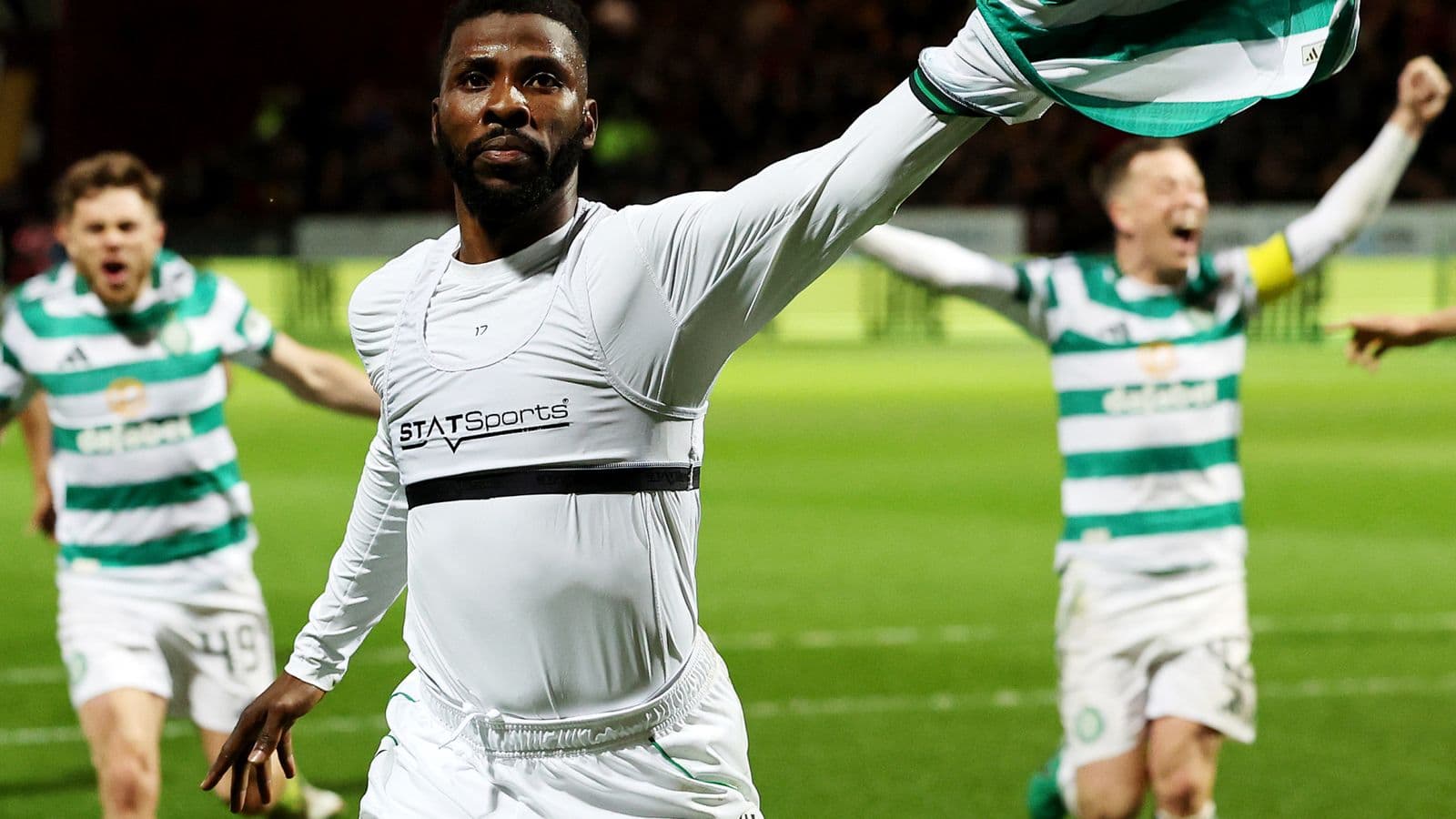 Jugador celebrando con camiseta en partido de fútbol