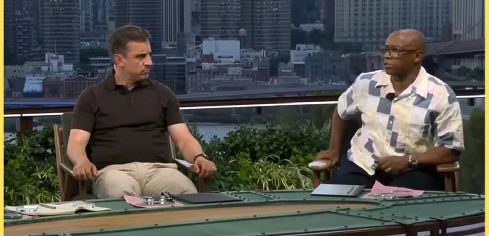 Dos comentaristas sentados en un set de televisión