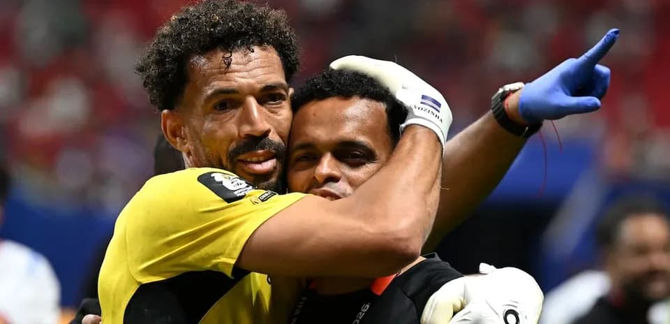 Jugadores abrazándose después del partido