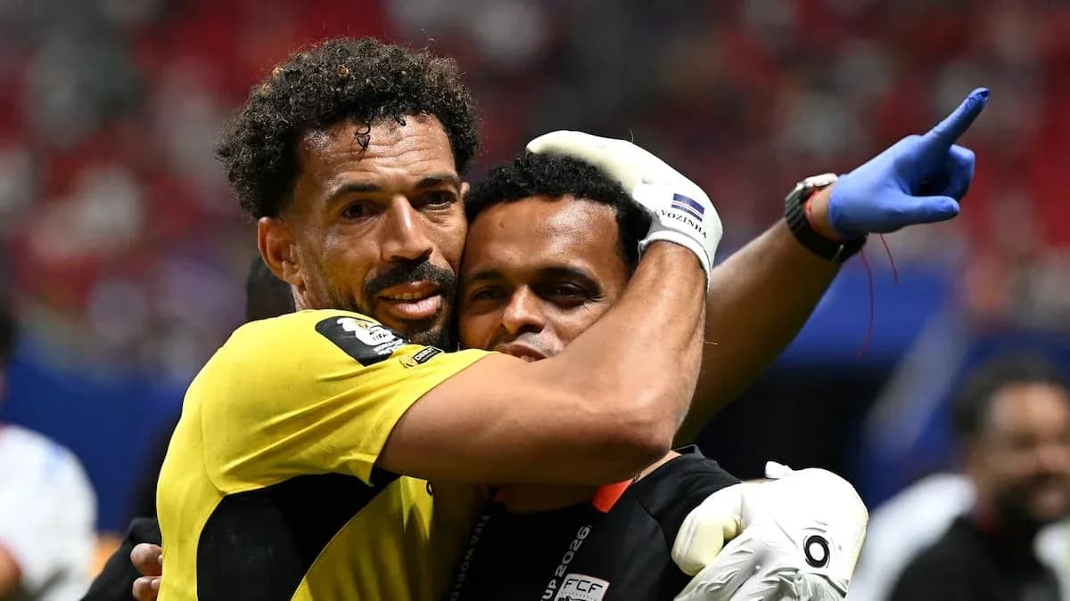 Jugadores abrazándose después del partido