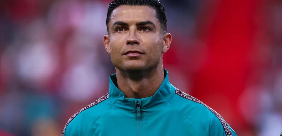 Jugador con chaqueta de calentamiento en el campo