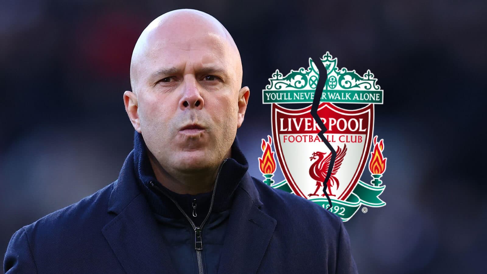 Entrenador con logo de Liverpool de fondo