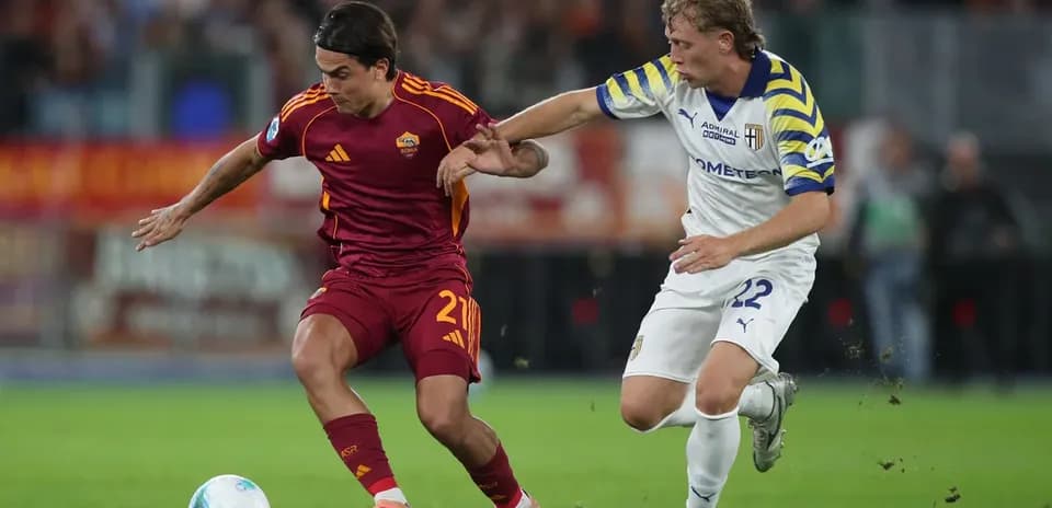 Jugador de AS Roma en acción contra Parma