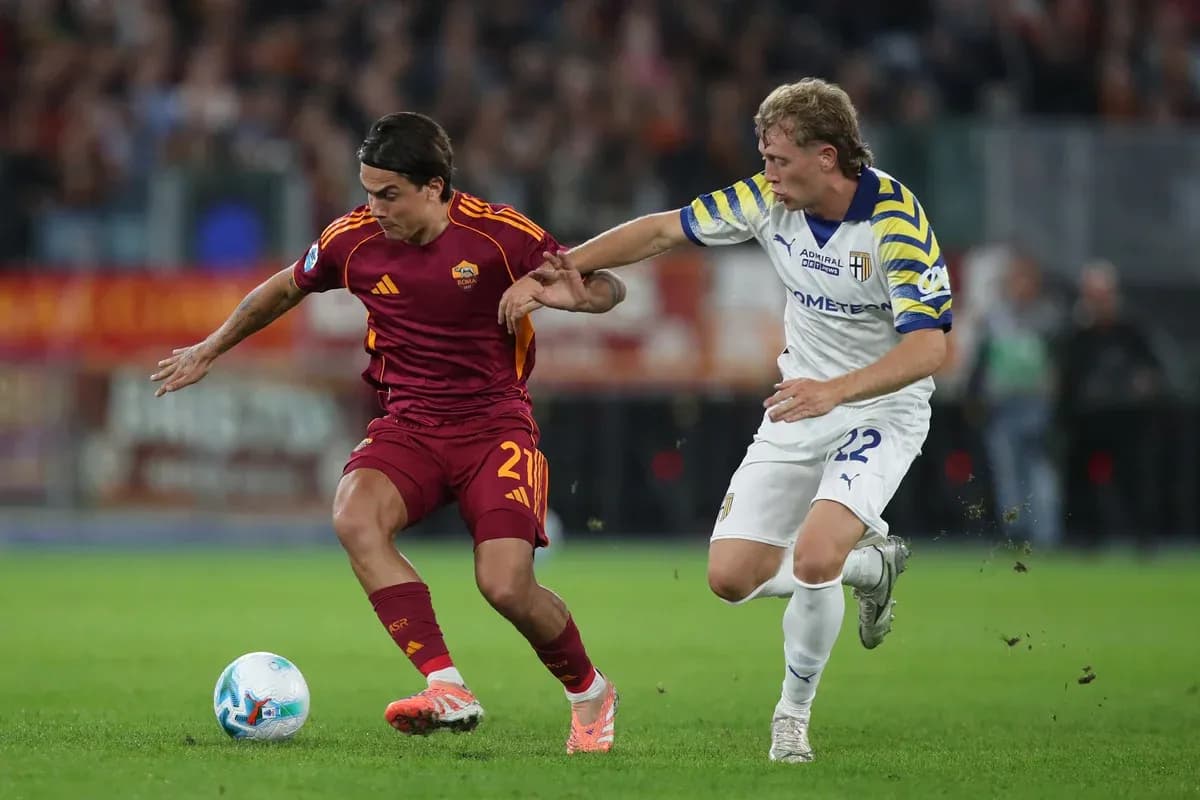Jugador de AS Roma en acción contra Parma