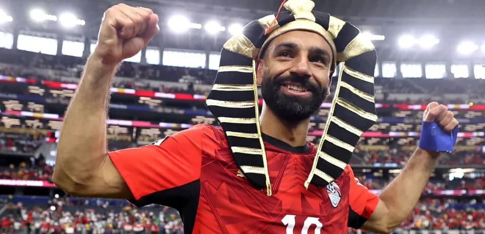 Jugador celebrando con sombrero de faraón en el estadio