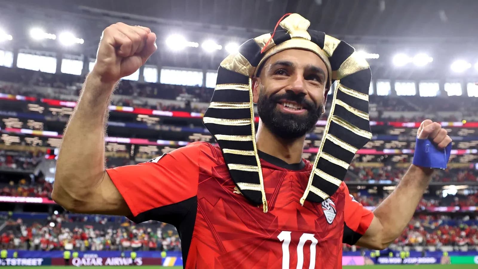 Jugador celebrando con sombrero de faraón en el estadio