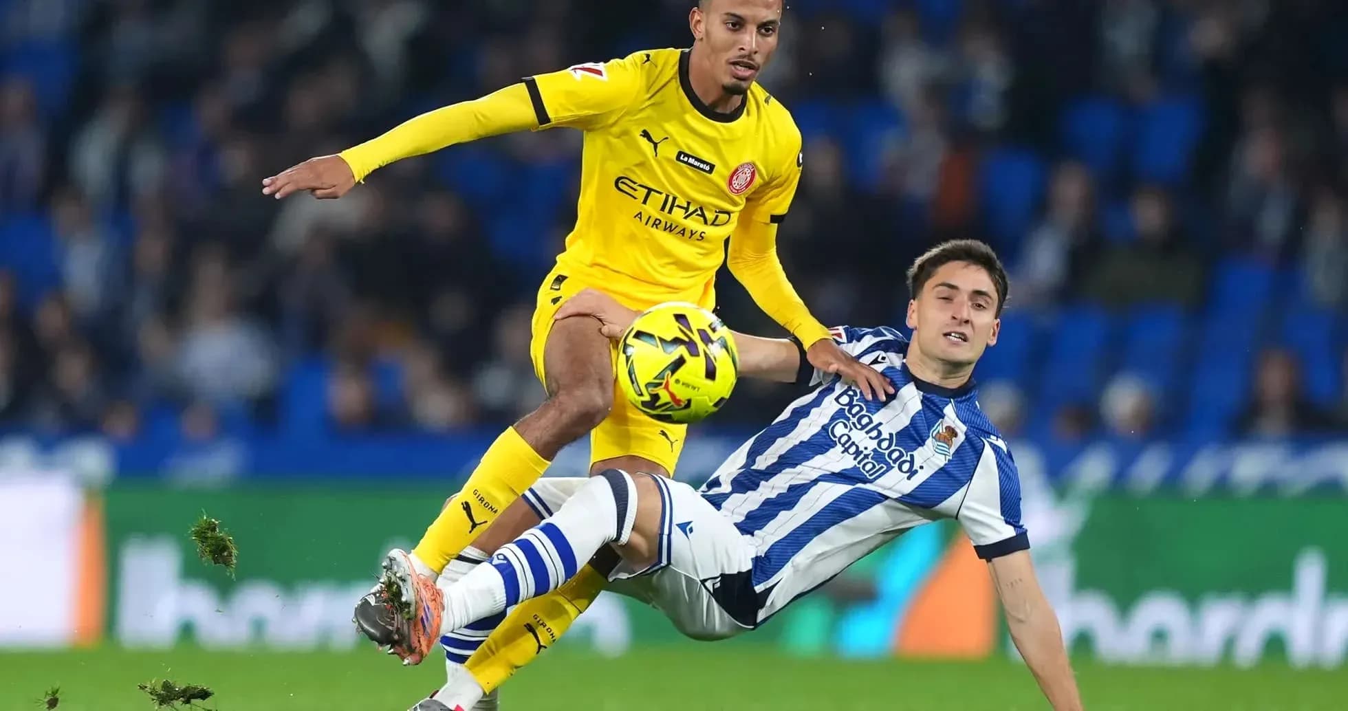 Jugador de Girona superando a rival de Real Sociedad Jugador de Girona superando a rival de Real Sociedad