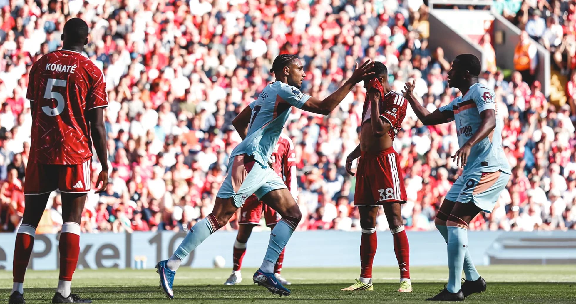 Jugadores de Liverpool y Brentford en acción Jugadores de Liverpool y Brentford en acción