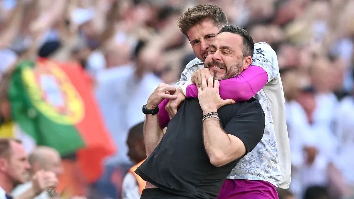 Dos entrenadores celebrando en el campo de juego Dos entrenadores celebrando en el campo de juego