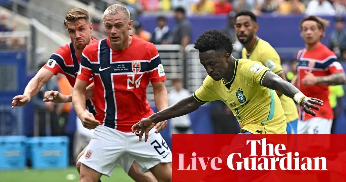 Jugador de Brasil driblando a dos defensores noruegos Jugador de Brasil driblando a dos defensores noruegos