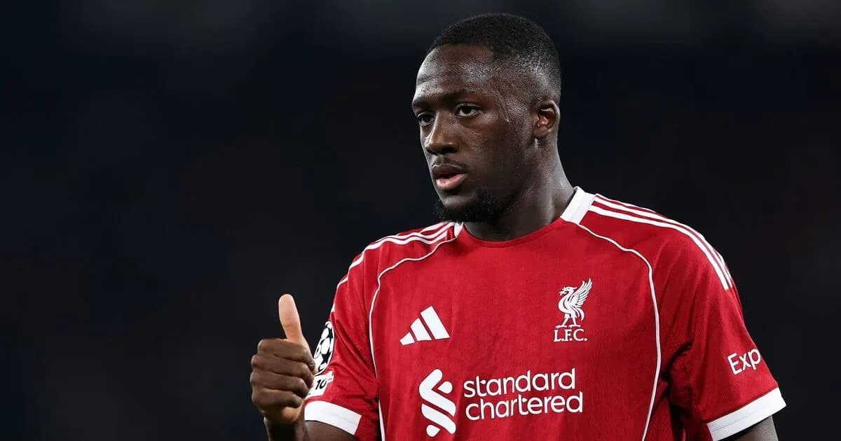 Jugador de Liverpool mostrando un pulgar hacia arriba Jugador de Liverpool mostrando un pulgar hacia arriba