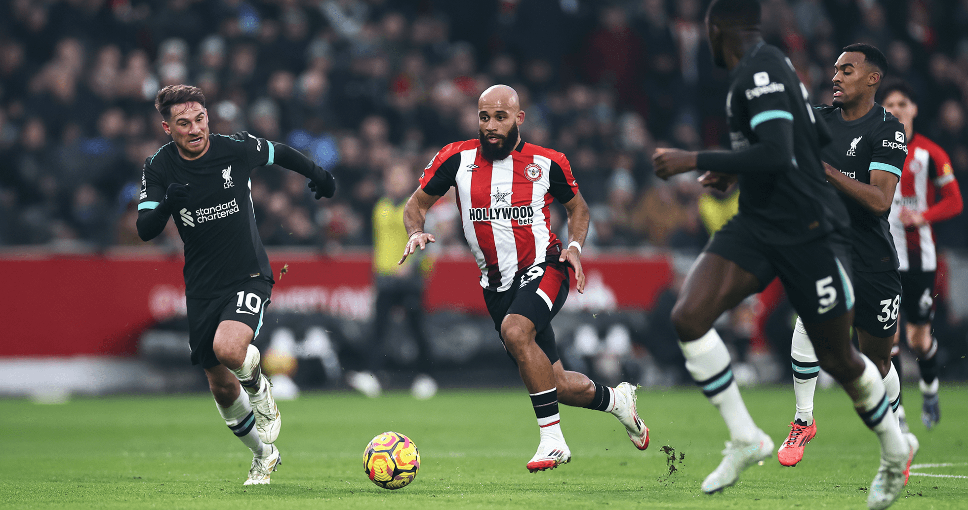 Jugador de Brentford corriendo con el balón Jugador de Brentford corriendo con el balón