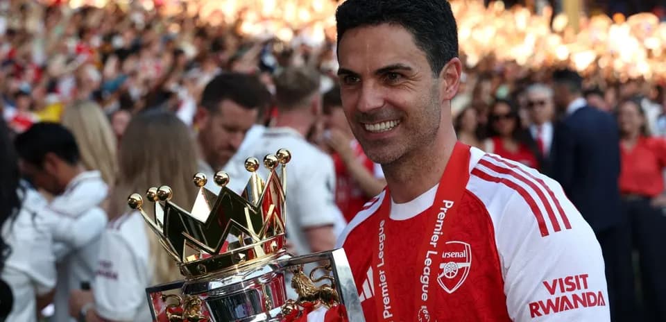 Entrenador de Arsenal sosteniendo el trofeo de la Premier League Entrenador de Arsenal sosteniendo el trofeo de la Premier League
