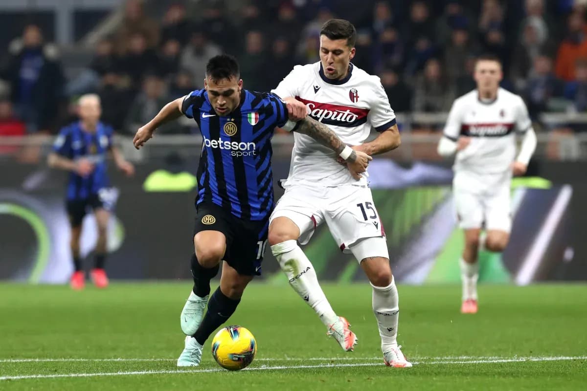 Luchando por el balón en el partido Bologna vs Inter Luchando por el balón en el partido Bologna vs Inter