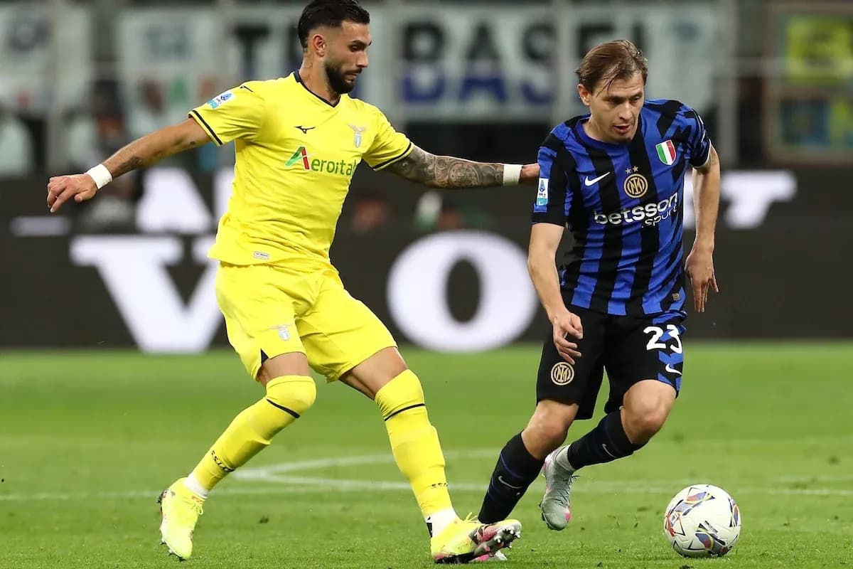 Jugador de Lazio y de Inter en acción Jugador de Lazio y de Inter en acción