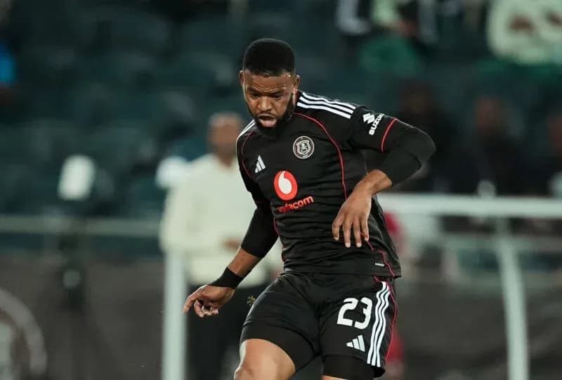 Jugador de Orlando Pirates controlando el balón en partido Jugador de Orlando Pirates controlando el balón en partido