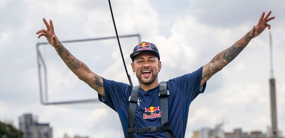 Neymar posando con brazos levantados en evento Neymar posando con brazos levantados en evento