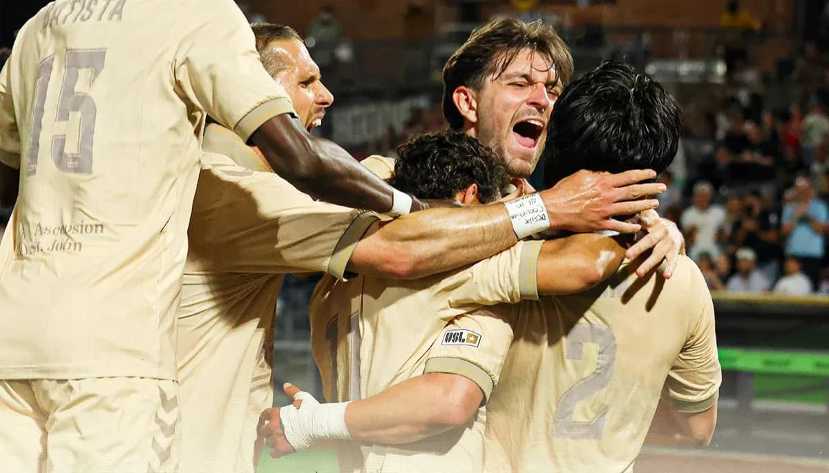 Jugadores celebrando un gol durante el partido Jugadores celebrando un gol durante el partido