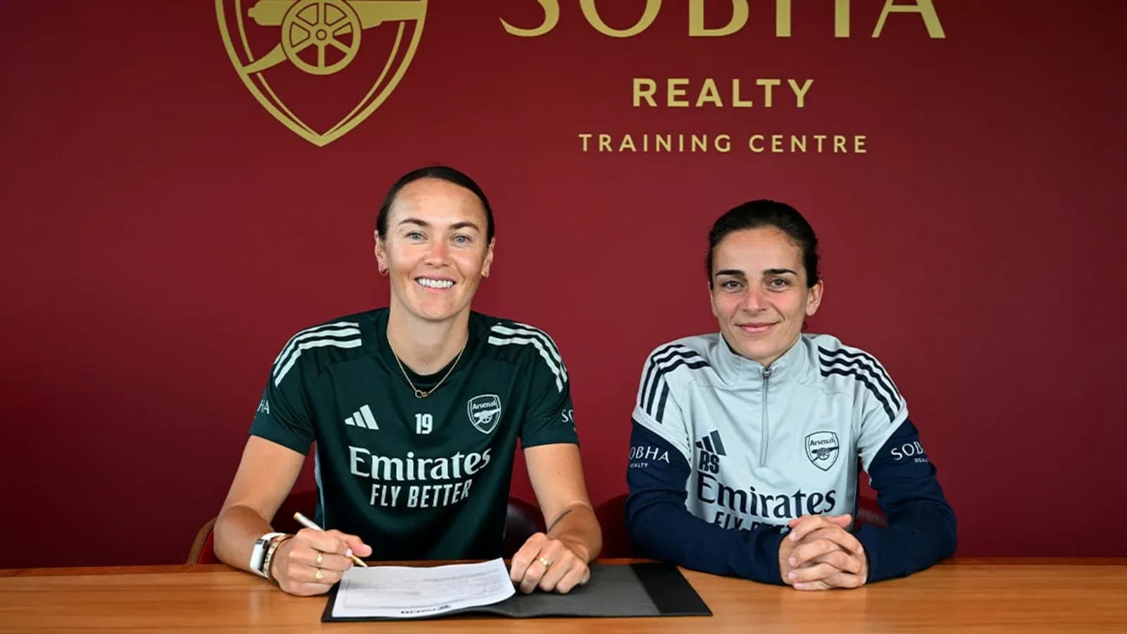 Jugadoras de Arsenal firmando contrato en centro de entrenamiento Jugadoras de Arsenal firmando contrato en centro de entrenamiento