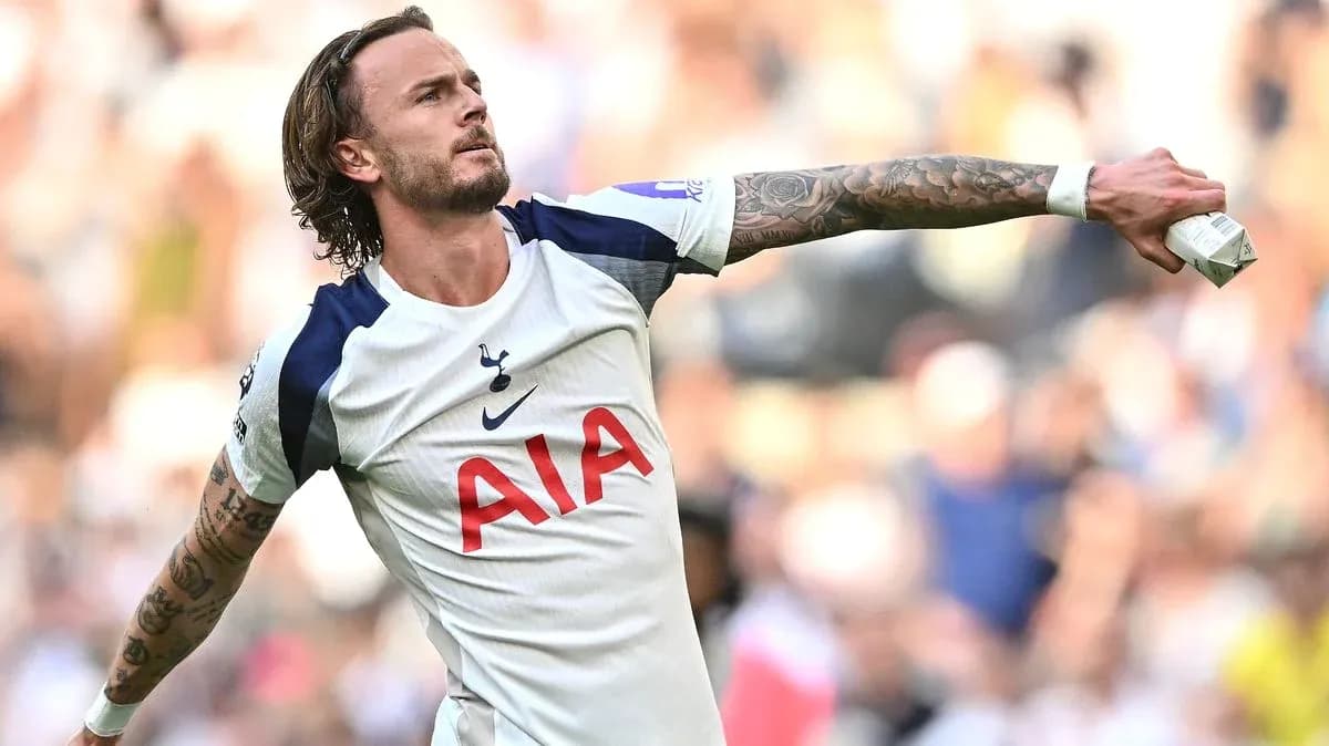 Jugador de Tottenham celebrando con los brazos extendidos Jugador de Tottenham celebrando con los brazos extendidos