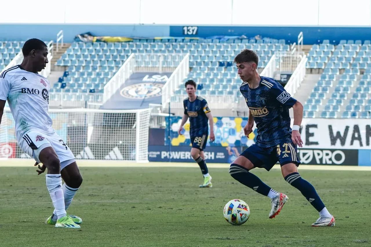Jugador de Philadelphia Union II driblando en el partido Jugador de Philadelphia Union II driblando en el partido