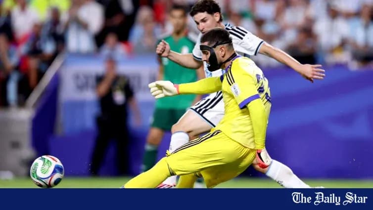 Portero despejando el balón en partido de fútbol Portero despejando el balón en partido de fútbol