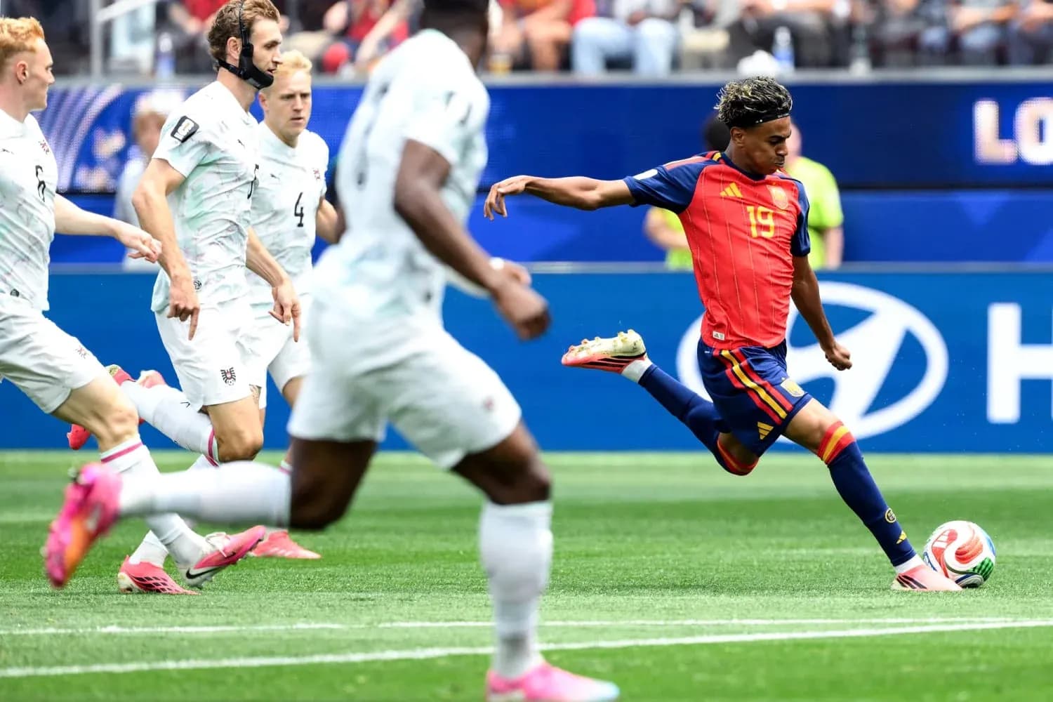 Jugador español disparando durante el partido Jugador español disparando durante el partido