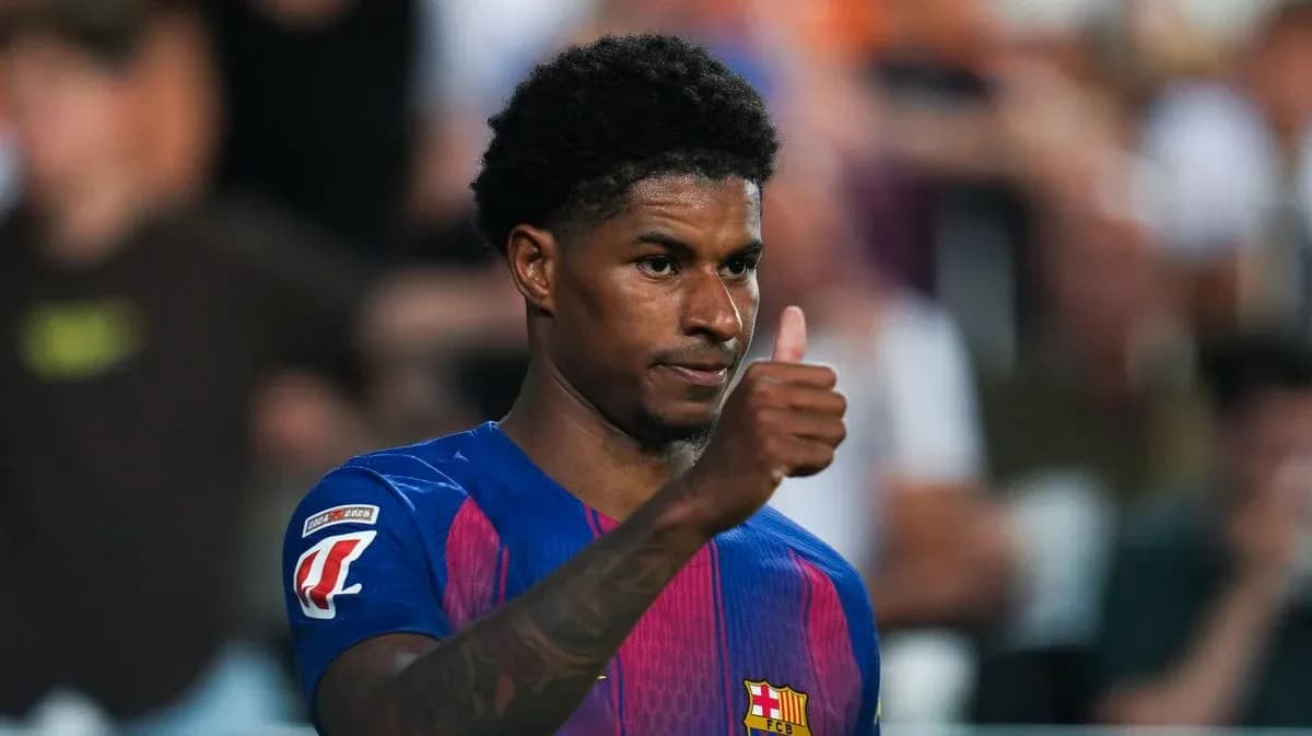 Jugador de Barcelona mostrando el pulgar hacia arriba Jugador de Barcelona mostrando el pulgar hacia arriba