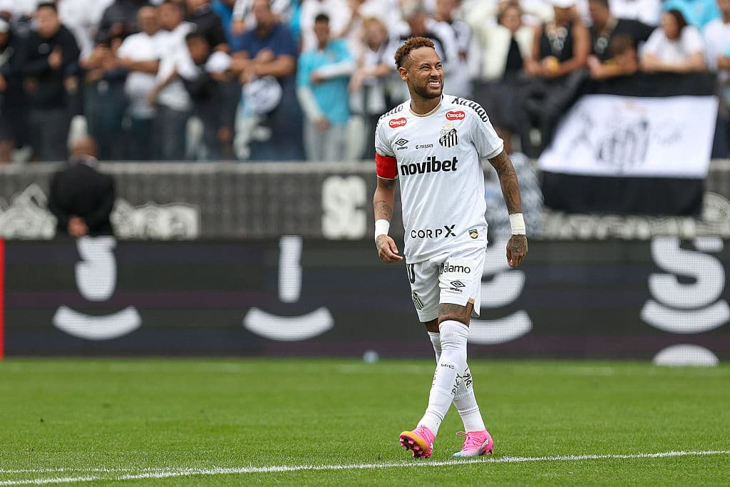 Jugador de Santos celebrando en el campo de juego Jugador de Santos celebrando en el campo de juego