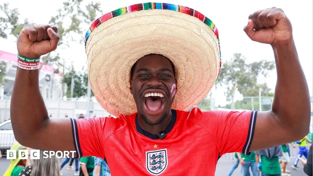Hombre con sombrero y camiseta de Inglaterra sonriendo Hombre con sombrero y camiseta de Inglaterra sonriendo