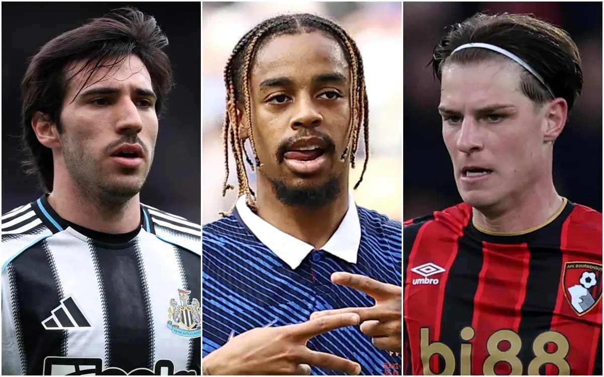 Tres jugadores de fútbol en diferentes uniformes Tres jugadores de fútbol en diferentes uniformes
