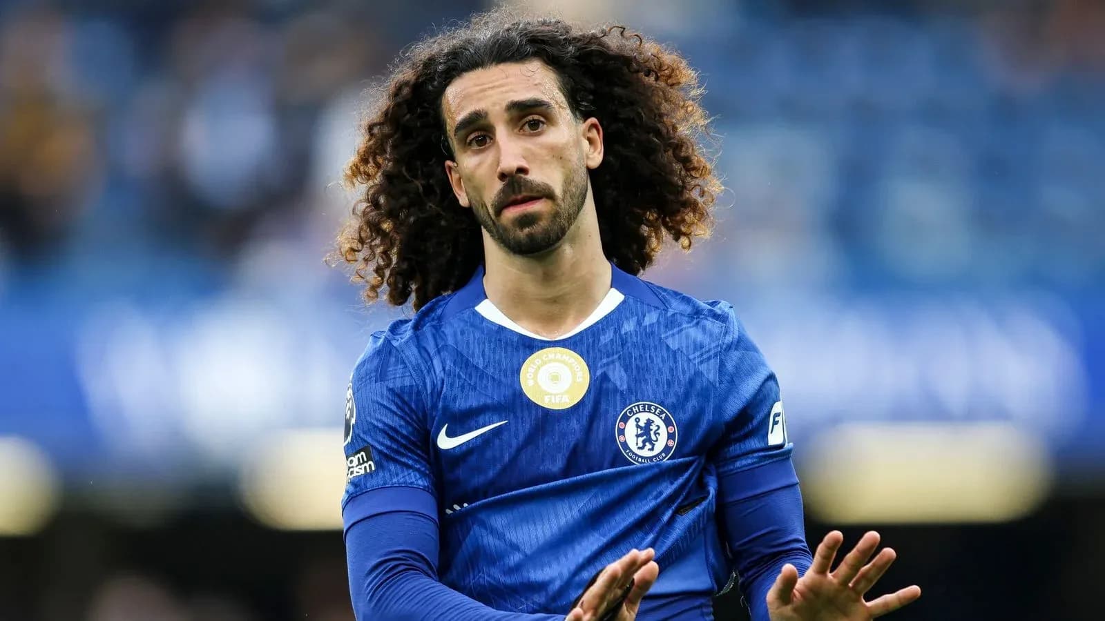 Jugador de Chelsea en el campo durante un partido Jugador de Chelsea en el campo durante un partido