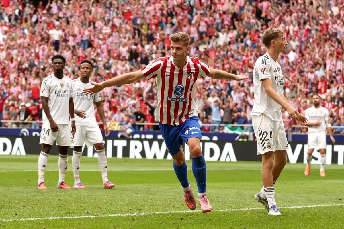 Jugador de Atlético de Madrid celebra un gol marcado Jugador de Atlético de Madrid celebra un gol marcado