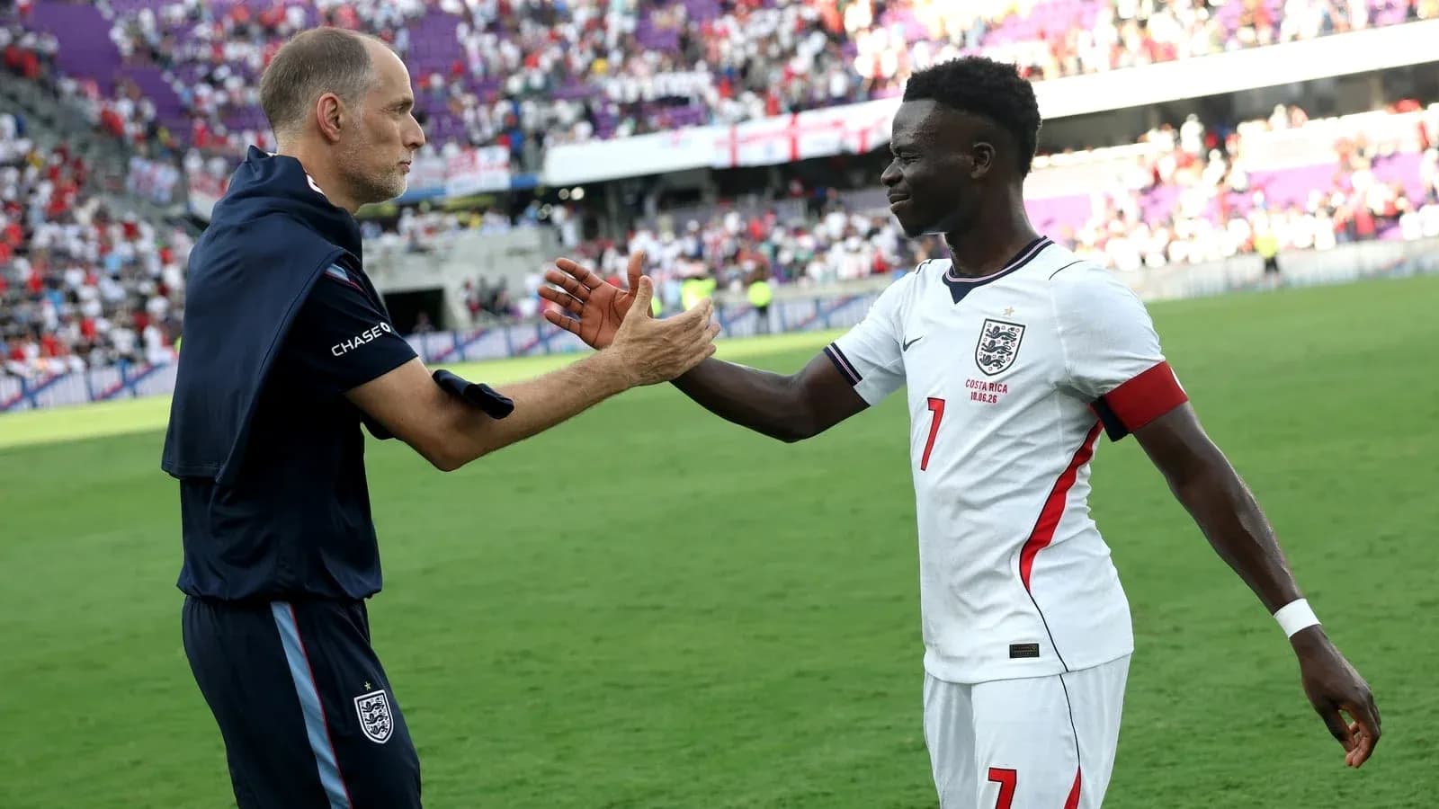 Entrenador y jugador de Inglaterra se saludan tras el partido Entrenador y jugador de Inglaterra se saludan tras el partido