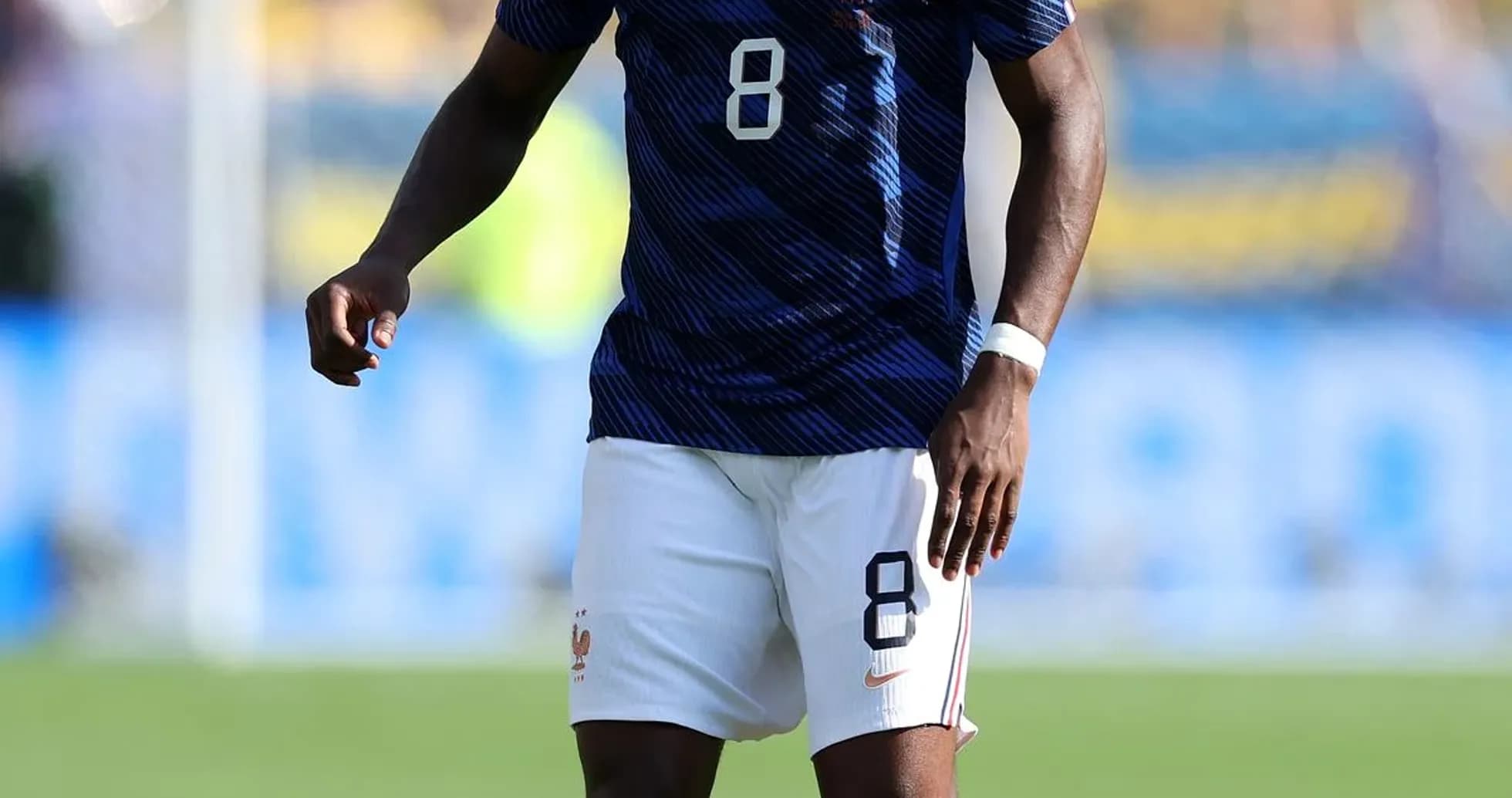 Jugador de Francia en acción con balón durante partido Jugador de Francia en acción con balón durante partido
